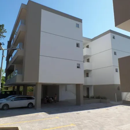 Modern One-bedroom Flat In A New شقة بيبيوني